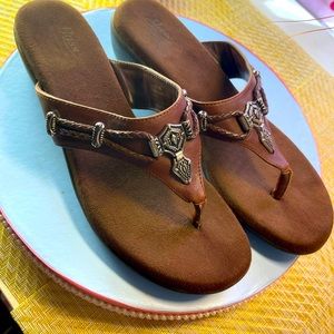 BASS. Sandal with a western look.